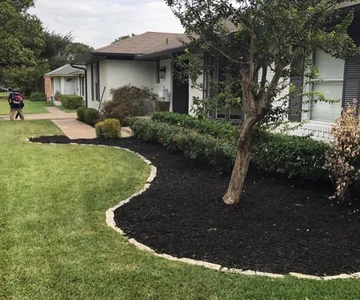 Beautifully maintained green lawn at a the DFW Metroplex home
